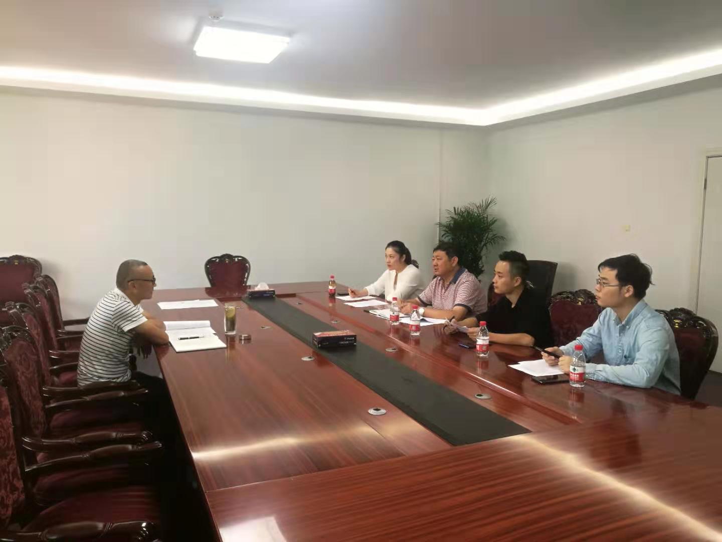 為盡快落實公租房運營管理購買服務(wù)，今天上午市安居公司總經(jīng)理陶永午與中標(biāo)單位建設(shè)銀行建信公司就合同簽訂、人員配備和介入管理事宜進(jìn)行商談。.jpg