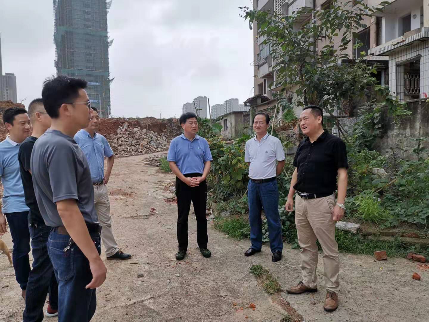 為加快方家沖、造紙廠和桂花園新安置區(qū)建設(shè)，2019年9月5日下，市城建集團(tuán)總經(jīng)理衛(wèi)民陪同市政府副秘書長(zhǎng)劉陳寅深入項(xiàng)目建設(shè)現(xiàn)場(chǎng)，調(diào)度推進(jìn)安置區(qū)征遷工作.jpg