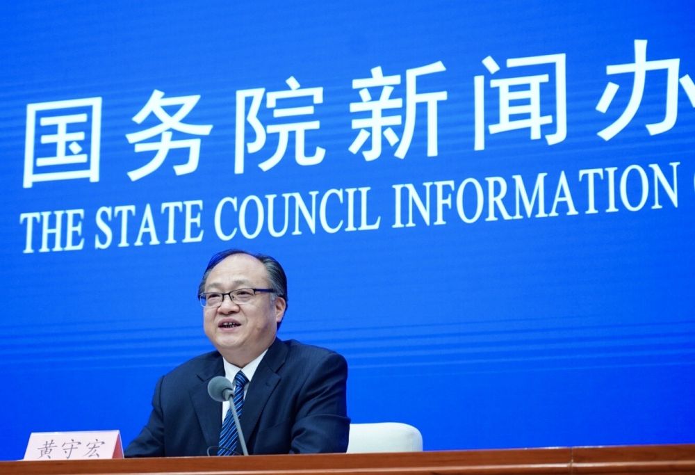 5月22日，國(guó)務(wù)院新聞辦邀請(qǐng)政府工作報(bào)告起草組負(fù)責(zé)人、國(guó)務(wù)院研究室主任黃守宏解讀政府工作報(bào)告有關(guān)情況。新華社記者　陳建力　攝