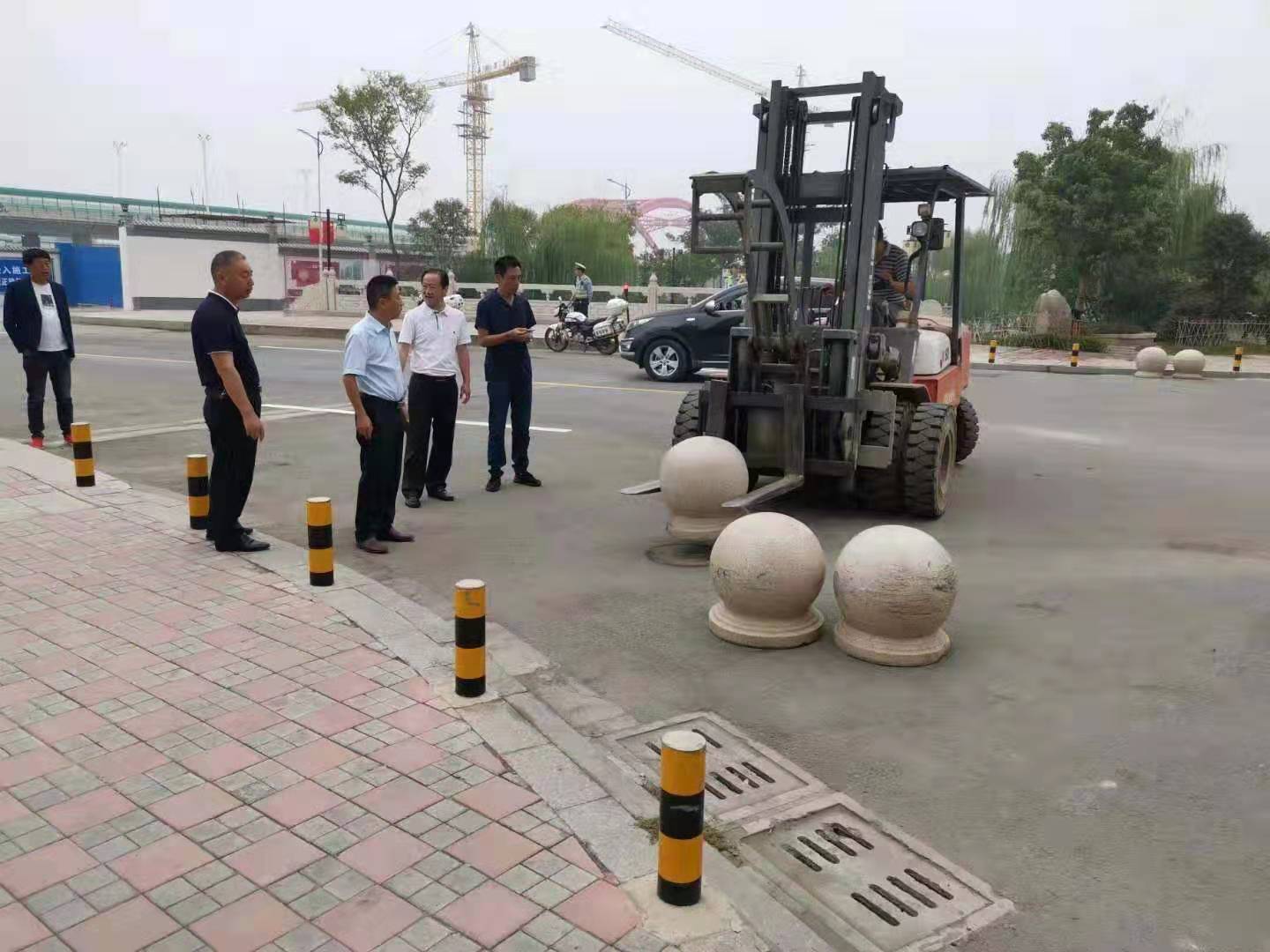 為向新中國成立七十周年獻(xiàn)禮，市城建集團(tuán)攻堅(jiān)克難，實(shí)現(xiàn)了北門棚改區(qū)域民生路10月1日零時(shí)順利通車。國慶假期，市城建集團(tuán)堅(jiān)持做好一線工作，在與交警部門共同做好民生路通車保障工作外，抓細(xì)節(jié)，抓落實(shí)，確保其他各項(xiàng)工作有序推進(jìn)。.jpg